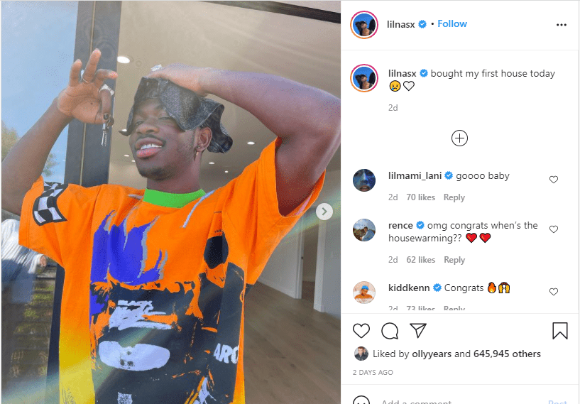 Lil Nas X shows the keys to his new apartment | Source: Instagram.com/lilnasx