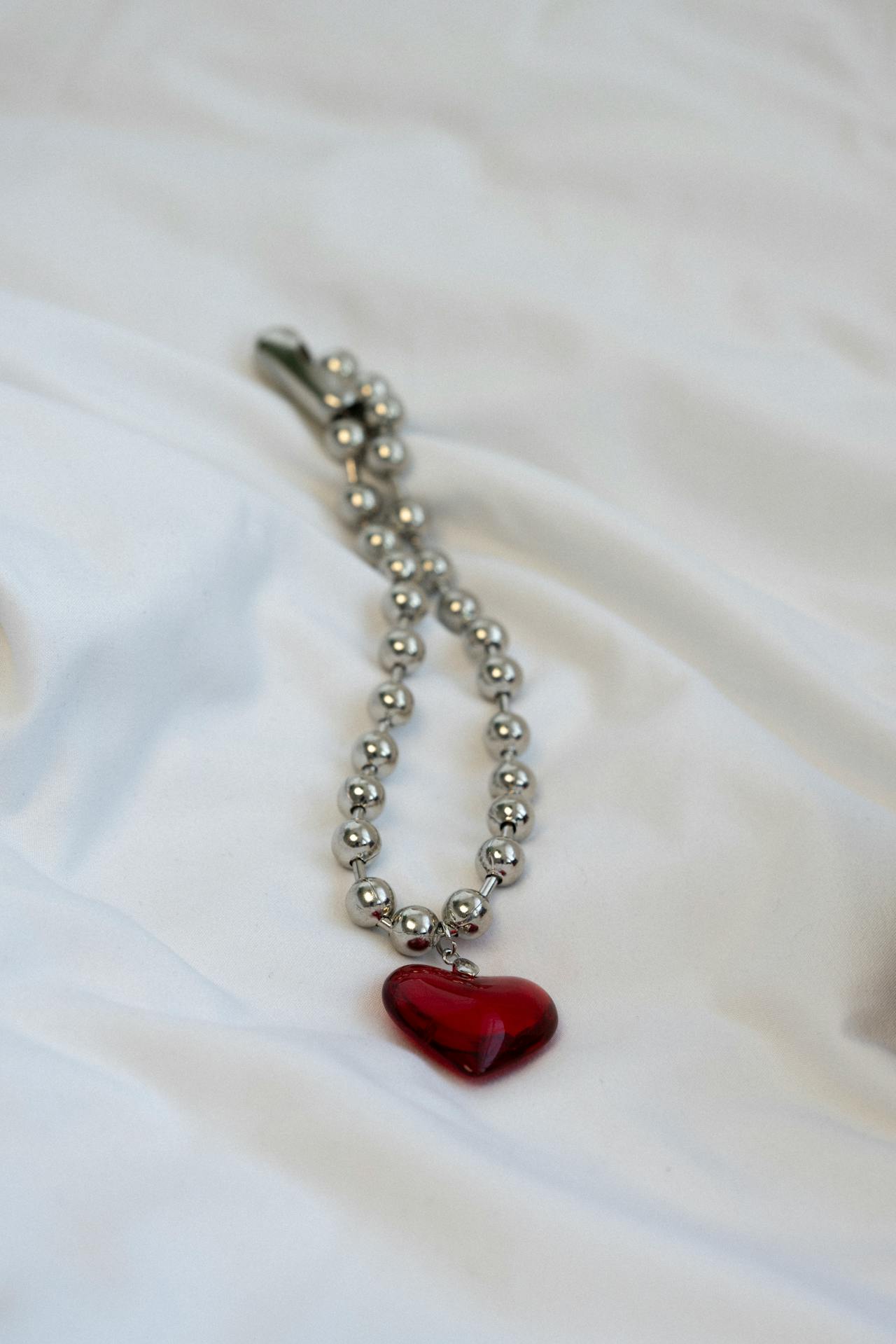 Close-up shot of a silver bracelet | Source: Pexels