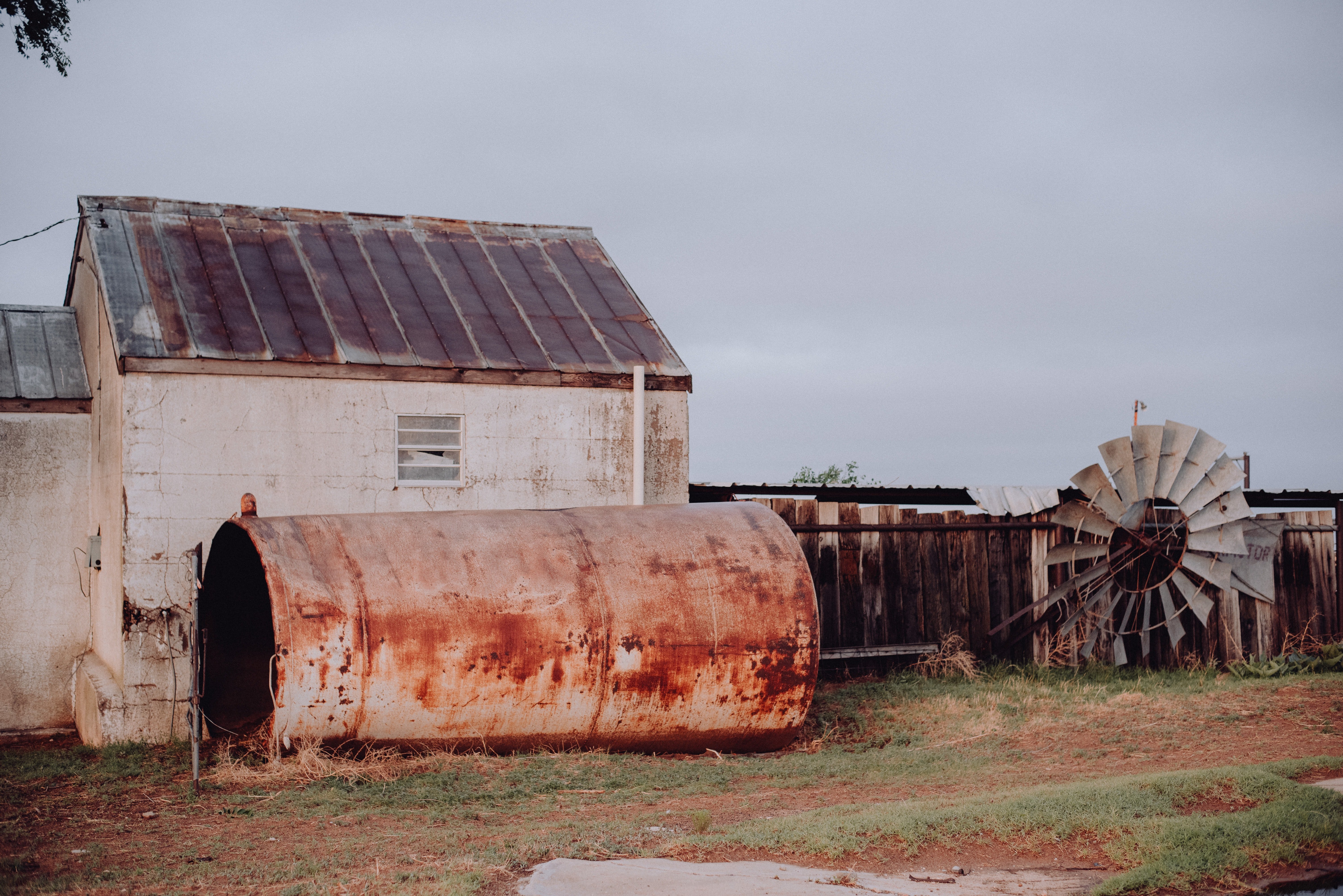 Billy and his parents were living in dire conditions. | Source: Unsplash