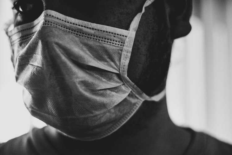 Un homme portant un masque. | Photo : Getty Images