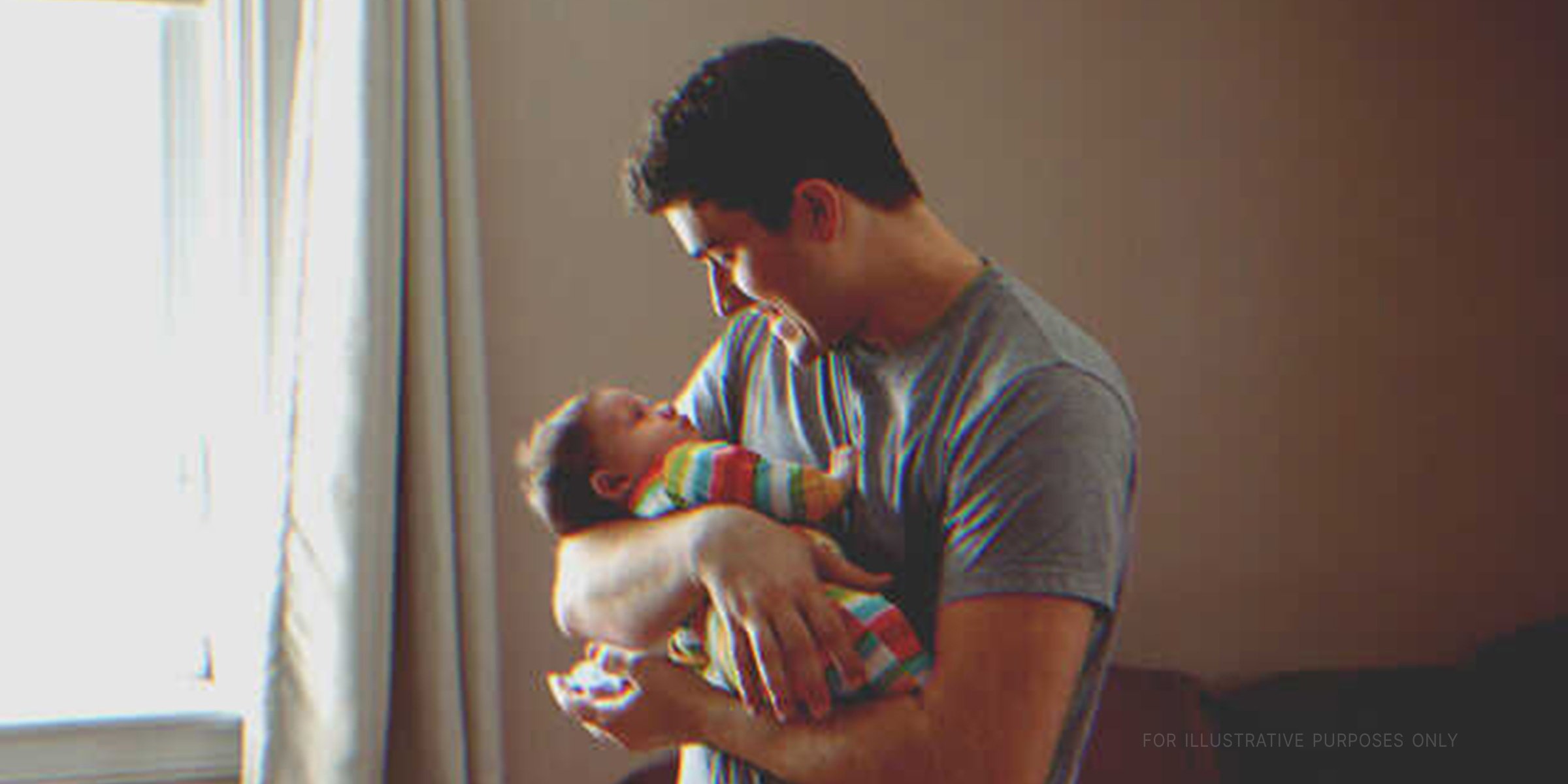 Un hombre con un bebé | Foto: Shutterstock