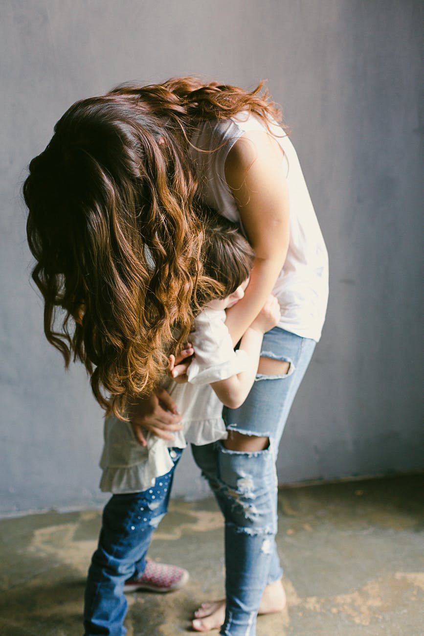 Une mère qui enlace sa fille. | Image : Pexels