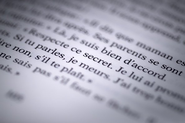 Quelques mots sur une page du livre "La familia grande" écrit par Camille Kouchner.| Photo : Getty Images