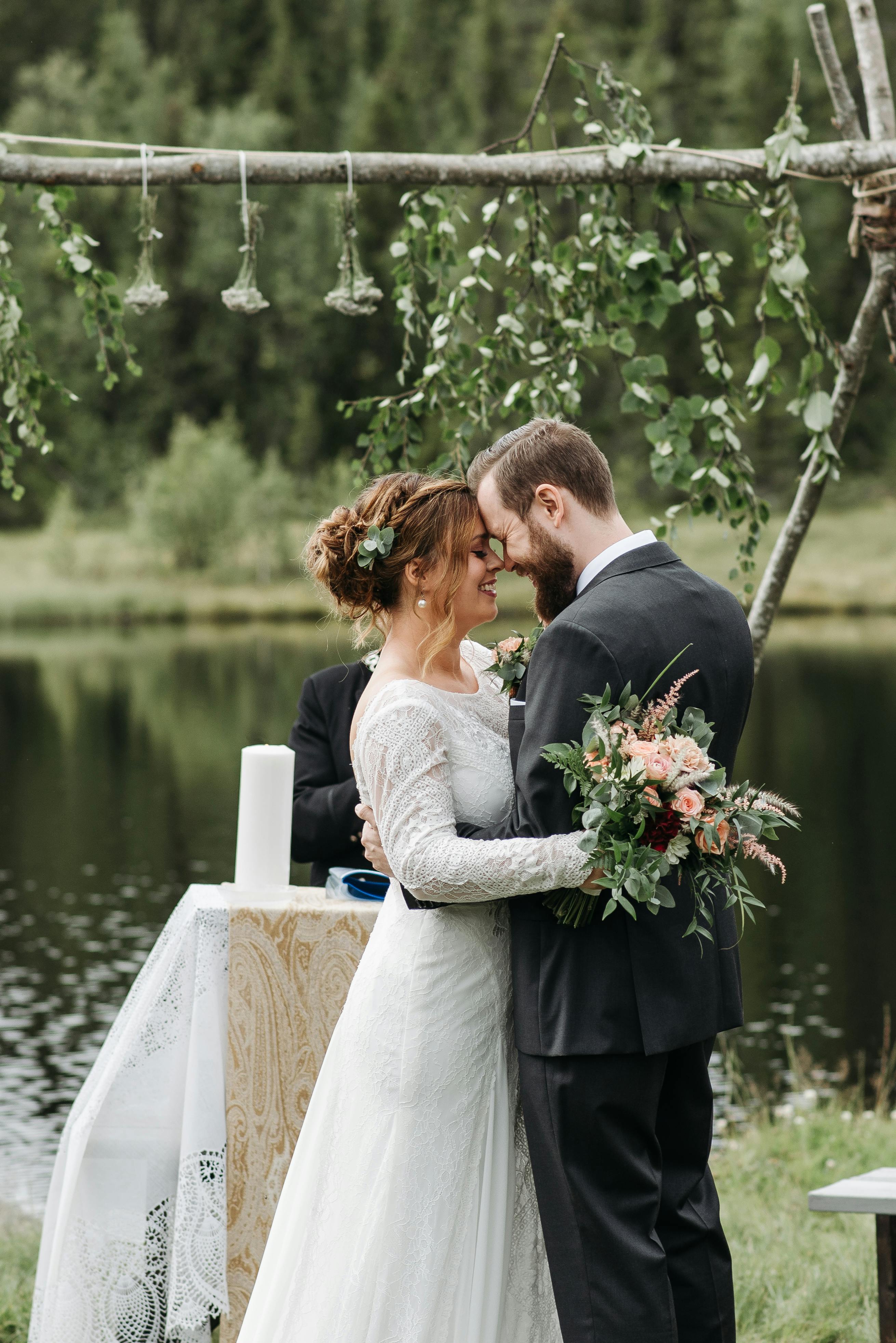 A happy bride saying her wedding vows to the groom | Source: Pexels