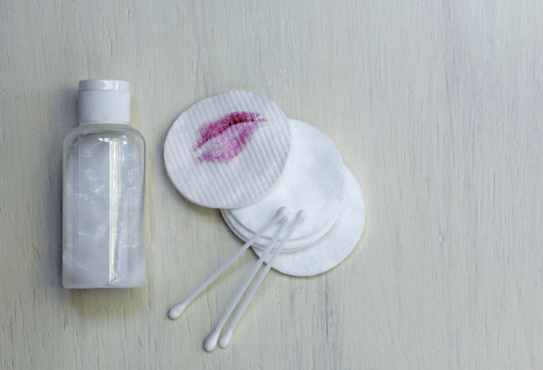 produits de démaquillage sur fond blanc | Source : Getty Images