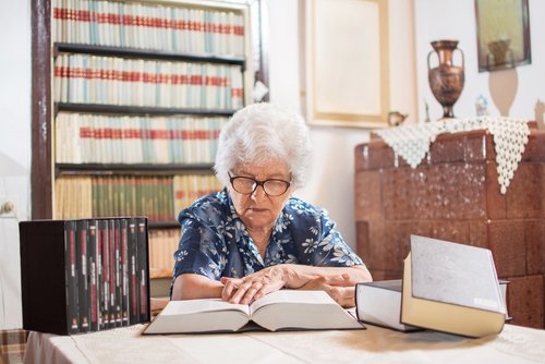 Abuela leyendo un libro. | Foto: Shutterstock