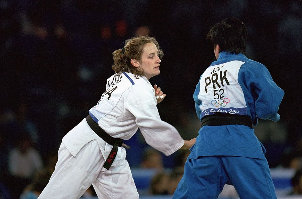 17 Sep 2000: Hillary Wolf of the United States moves in for the attack against San Hui Kye of Korea in the Womens 52 kg Judo match at the Sydney Exhibition Centre during the Sydney Olympic Games in Sydney, Australia. | Foto von: Andy Lyons/Getty Images