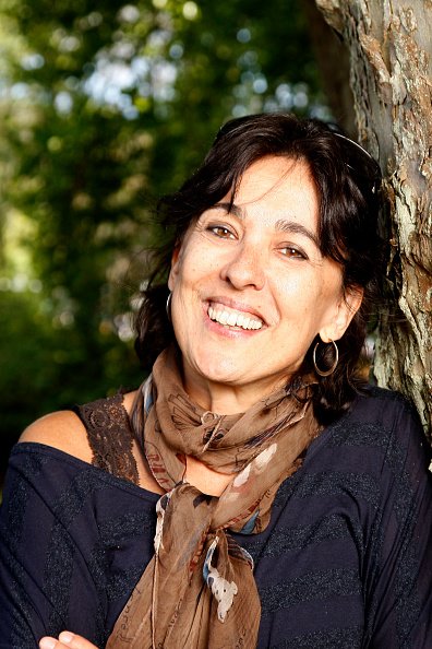 L'écrivaine française Isabelle Alonso à la forêt des livres à chanceaux près loche. | Photo : Getty Images