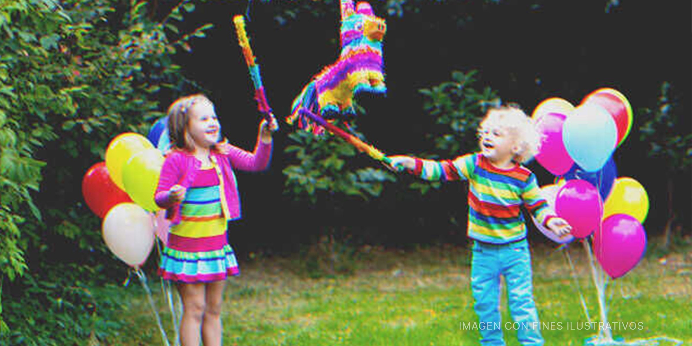 Dos niños en una fiesta con piñata. | Foto: Shutterstock