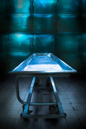 Untersuchungstisch in einer Leichenhalle | Quelle: Shutterstock