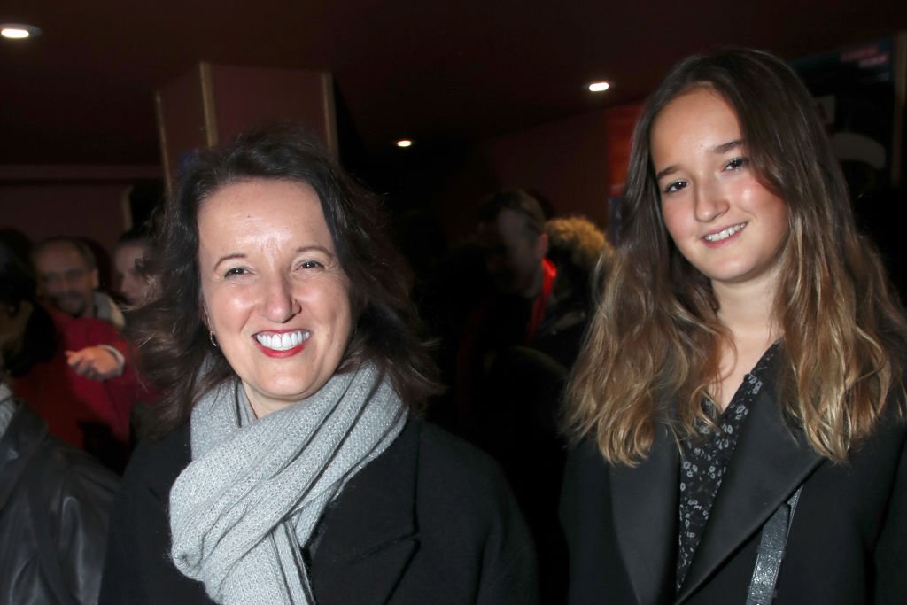 Anne Roumanoff et sa fille Marie Vaillant assistent à "Plaidoiries" au Théâtre Libre le 1er décembre 2019 à Paris, France. | Photo : Getty Images Anne Roumanoff et sa fille Marie Vaillant assistent à "Plaidoiries" au Théâtre Libre le 1er décembre 2019 à Paris, France. | Photo : Getty Images