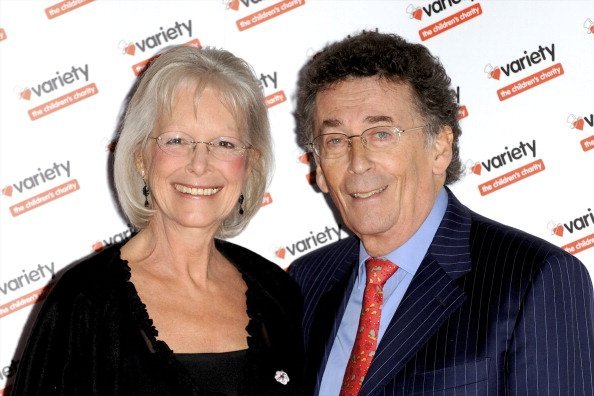 Babs Powell y Robert Powell en la subasta de la gala de Gems Photography. | Imagen: Getty Images Babs Powell y Robert Powell en la subasta de la gala de Gems Photography. | Imagen: Getty Images