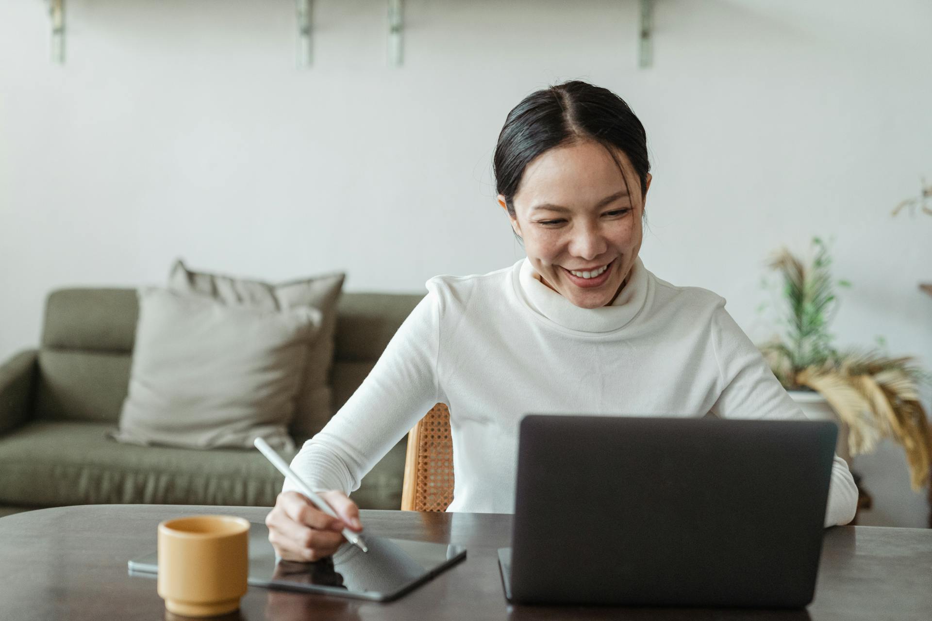A happy woman working | Source: Pexels