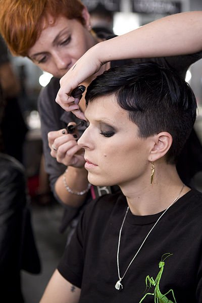 La estilista Andrea maquillando a Bimba Bosé. | Foto: Wikipedia La estilista Andrea maquillando a Bimba Bosé. | Foto: Wikipedia