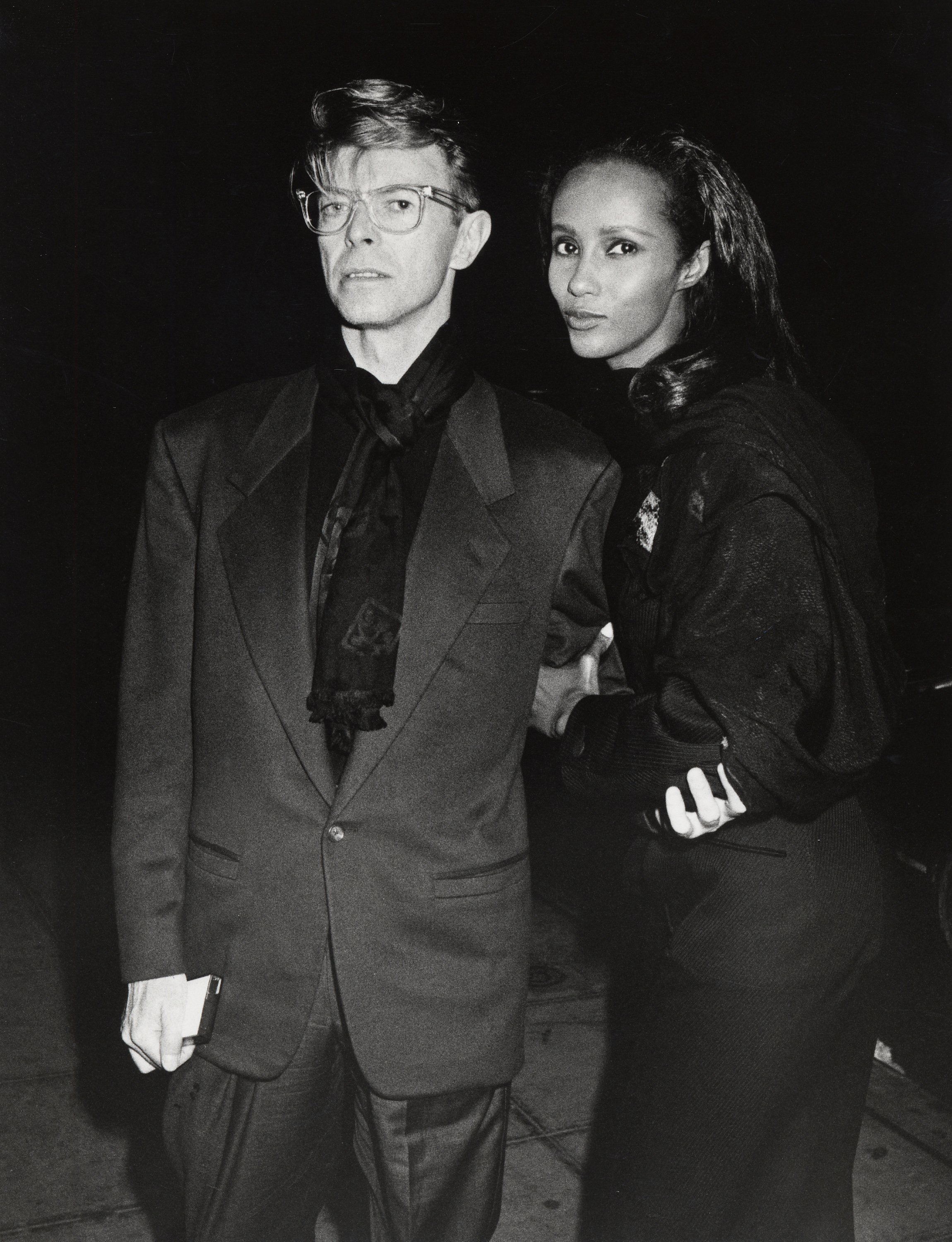 David Bowie mit seiner Frau Iman bei der Eduard Nakhamkin Fine Arts Gallery Benefizveranstaltung zugunsten der American Cancer Society am 27. November 1990 | Quelle: Getty Images