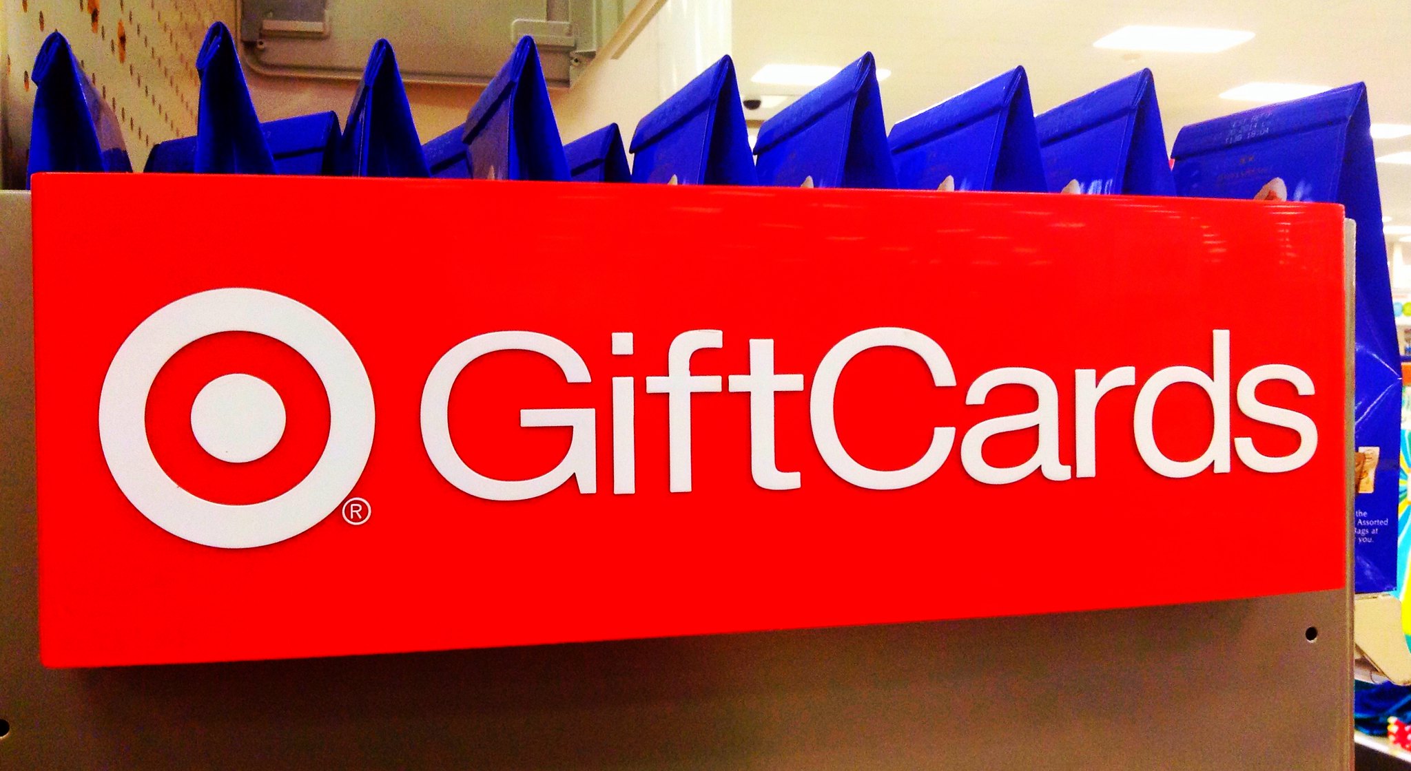 A gift card sign | Source: Flickr. com