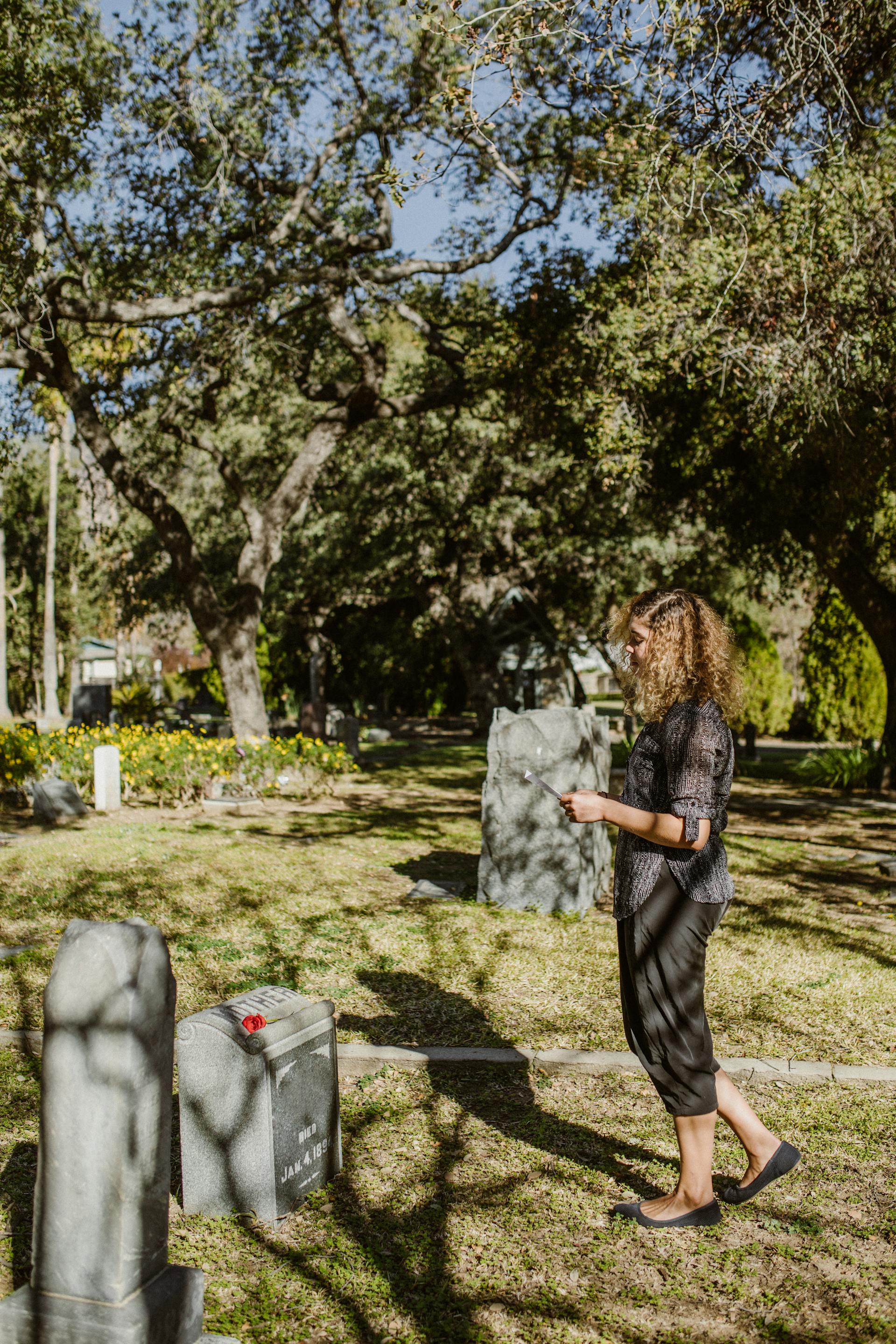 A woman at a cemetery | Source: Pexels