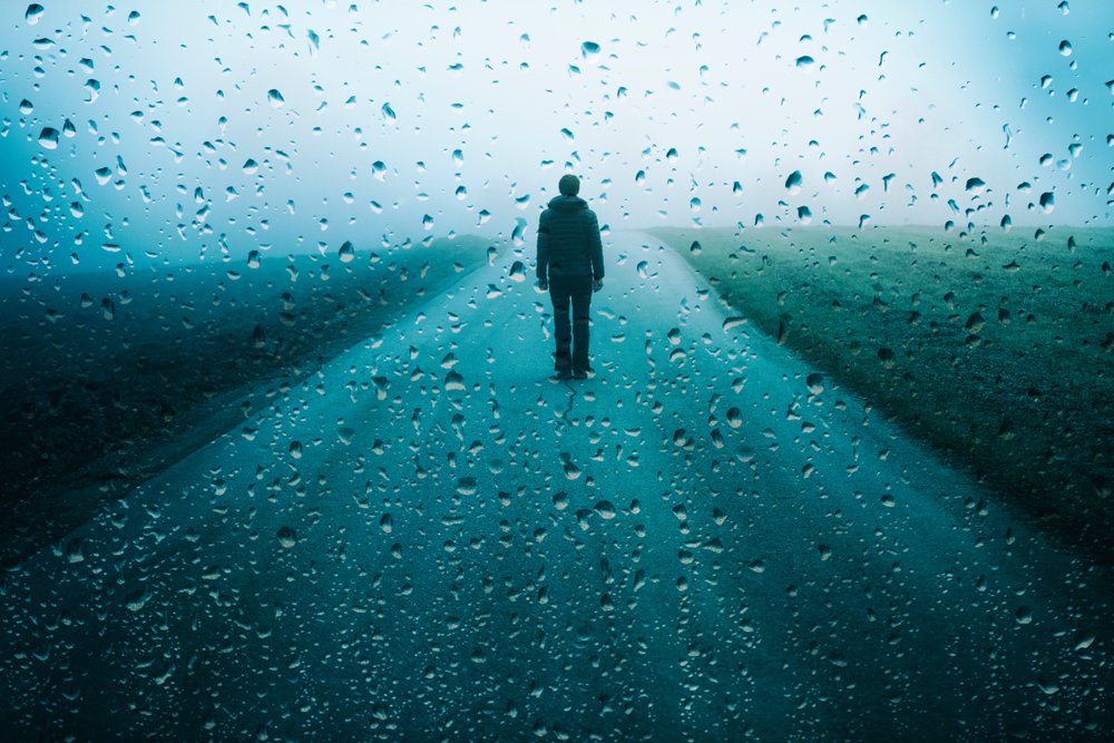 Hombre caminando solo por carretera. | Foto: Shutterstock.