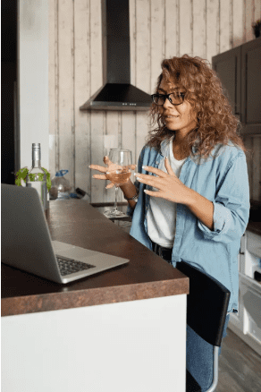 Une femme aux cheveux bouclés. | Photo : Pexels