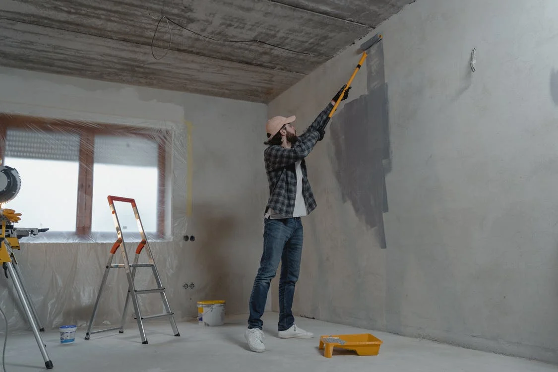 Un hombre trabajando en la restauración de una vivienda. | Foto: Pexels