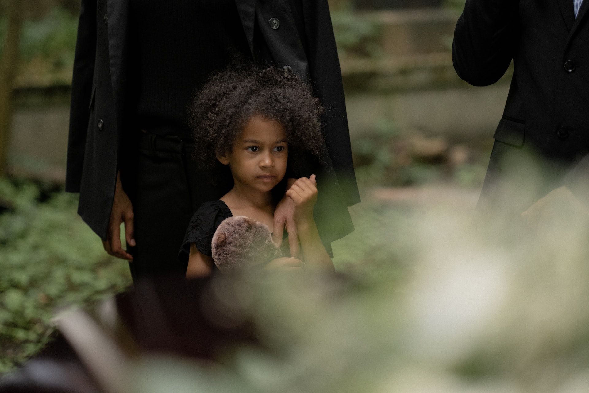 A girl at a funeral | Source: Pexels