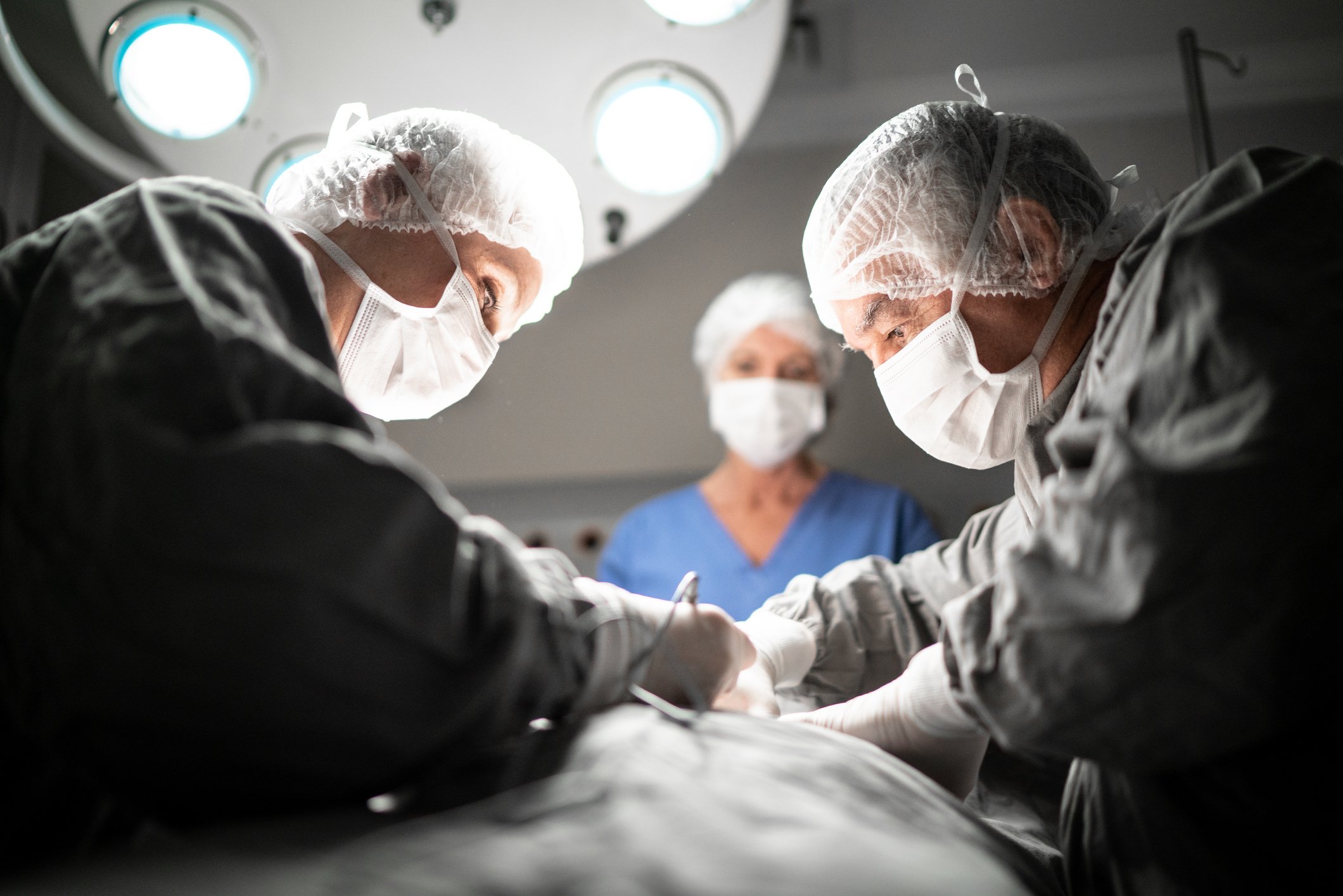 Médicos en un  quirofano haciendo una cirugía a un paciente. | Foto: Getty Images