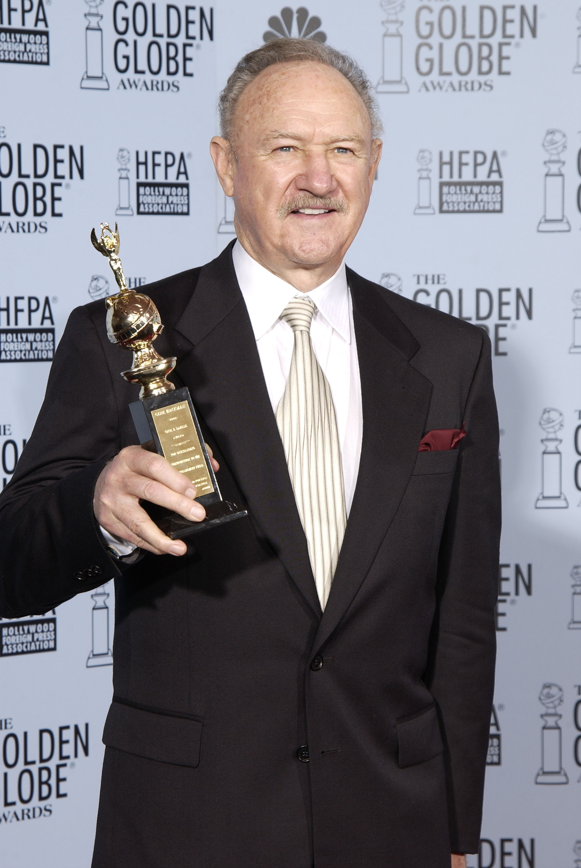 Gene Hackman posing with one of his Golden Globe awards during the 60th Annual Golden Globe Awards in Beverly Hills, California on January 19, 2003. | Source: Getty Images