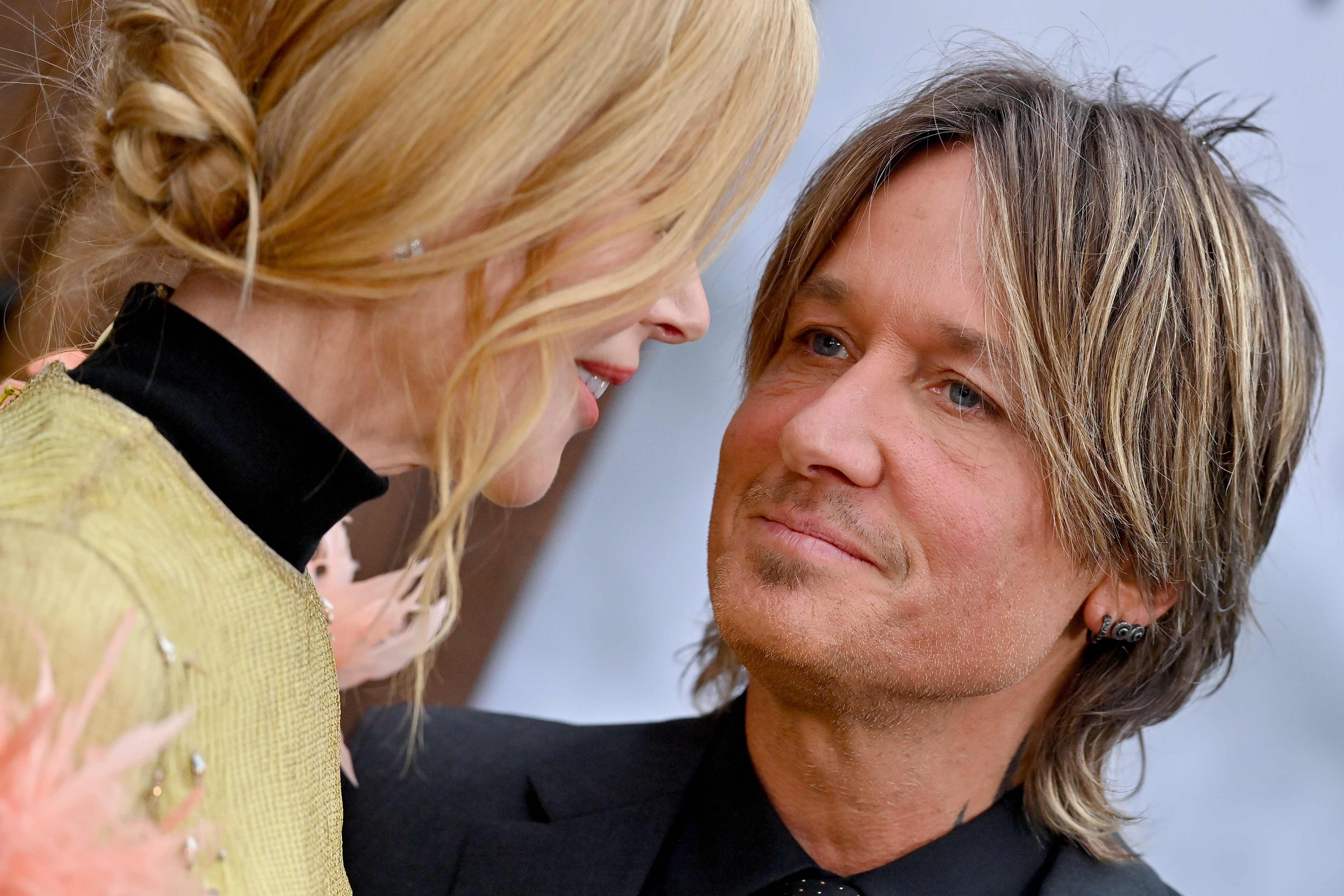 Nicole Kidman leans toward Keith Urban as they pose together at the Los Angeles premiere of "The Northman" on April 18, 2022 | Source: Getty Images