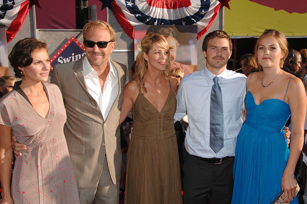 Annie Costner, Kevin Costner, Christine Baumgartner, Joe Costner y Lily Costner el 24 de julio de 2008 en Hollywood, California. | Foto: Getty Images