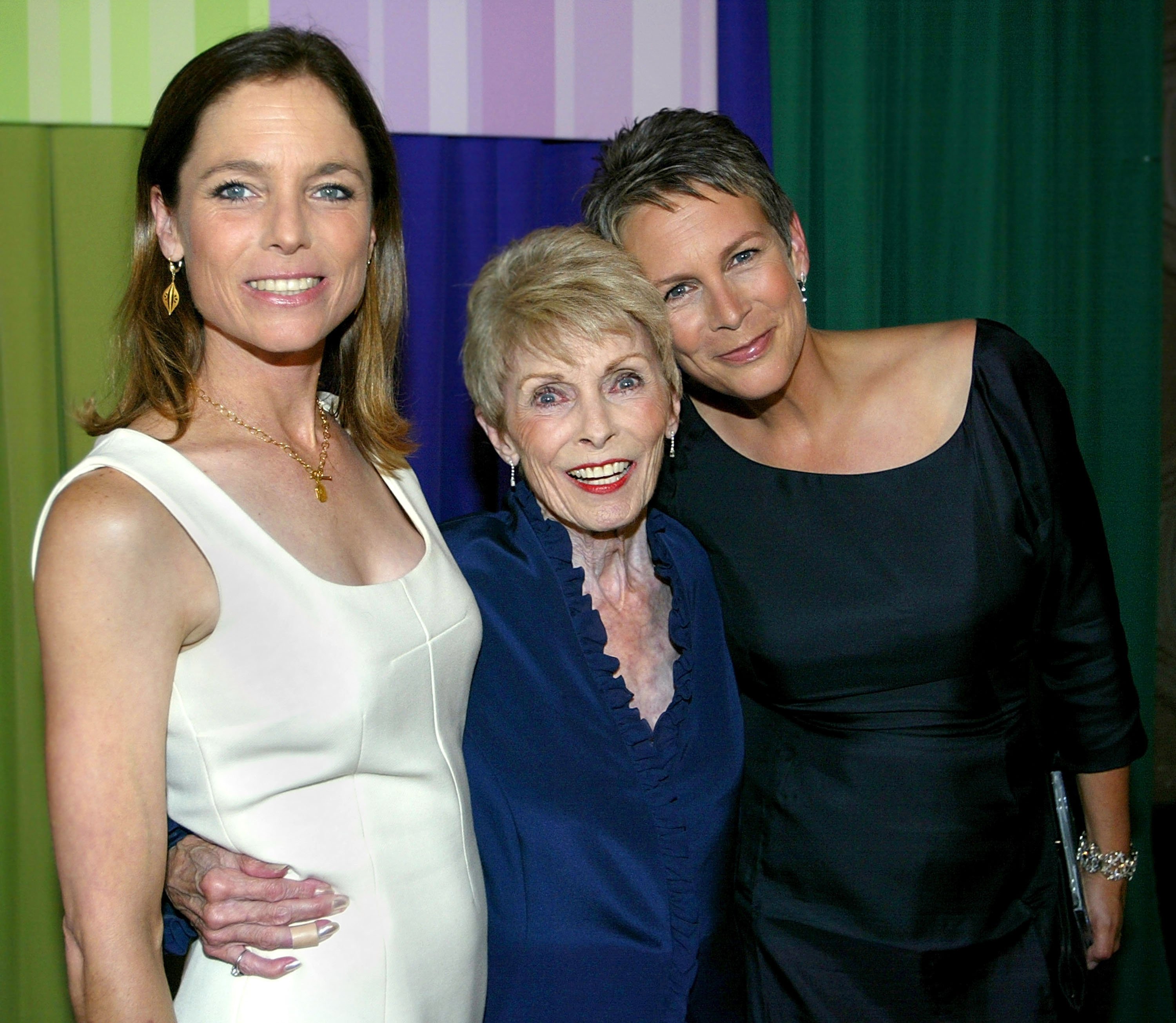 Jamie Lee Curtis (R) poses with mother Janet Leigh (C) and sister Kelly Leigh (L) before the premiere of the film "Freaky Friday" at the El Capitan theater August 4, 2003, in Hollywood, California. | Source: Getty Images.