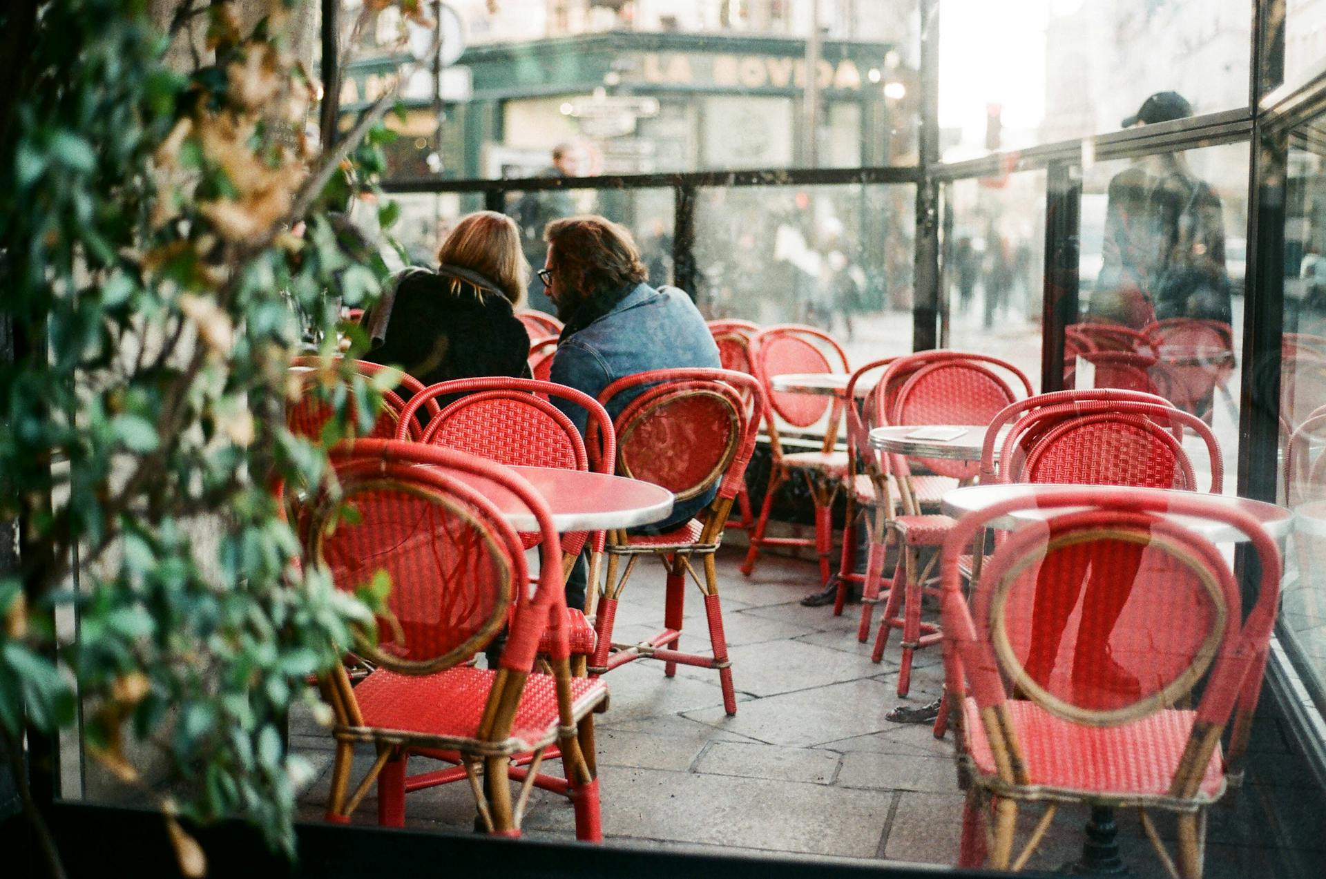 A man and woman in a cafe | Source: Pexels