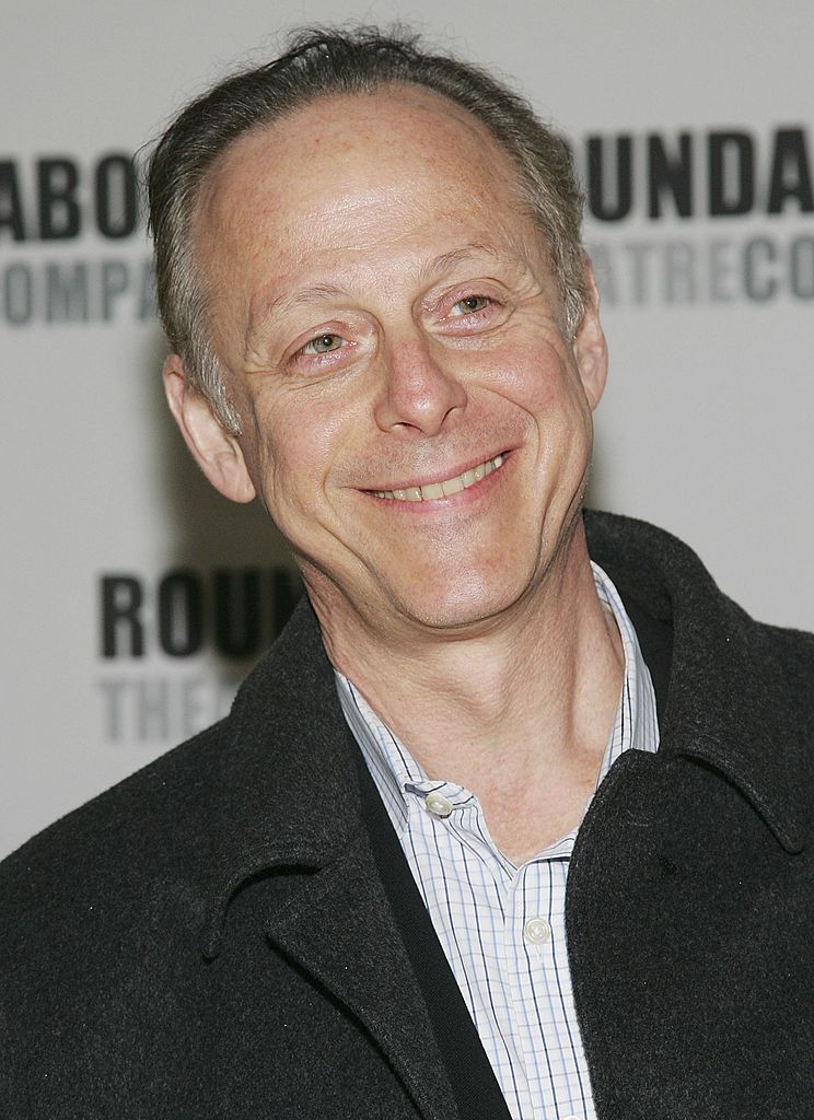 L'acteur Mark Blum assiste au gala de printemps 2006 de la Roundabout Theatre Company au Pier Sixty, Chelsea Piers, le 03 avril 2006 à New York. | Photo : Getty Images.