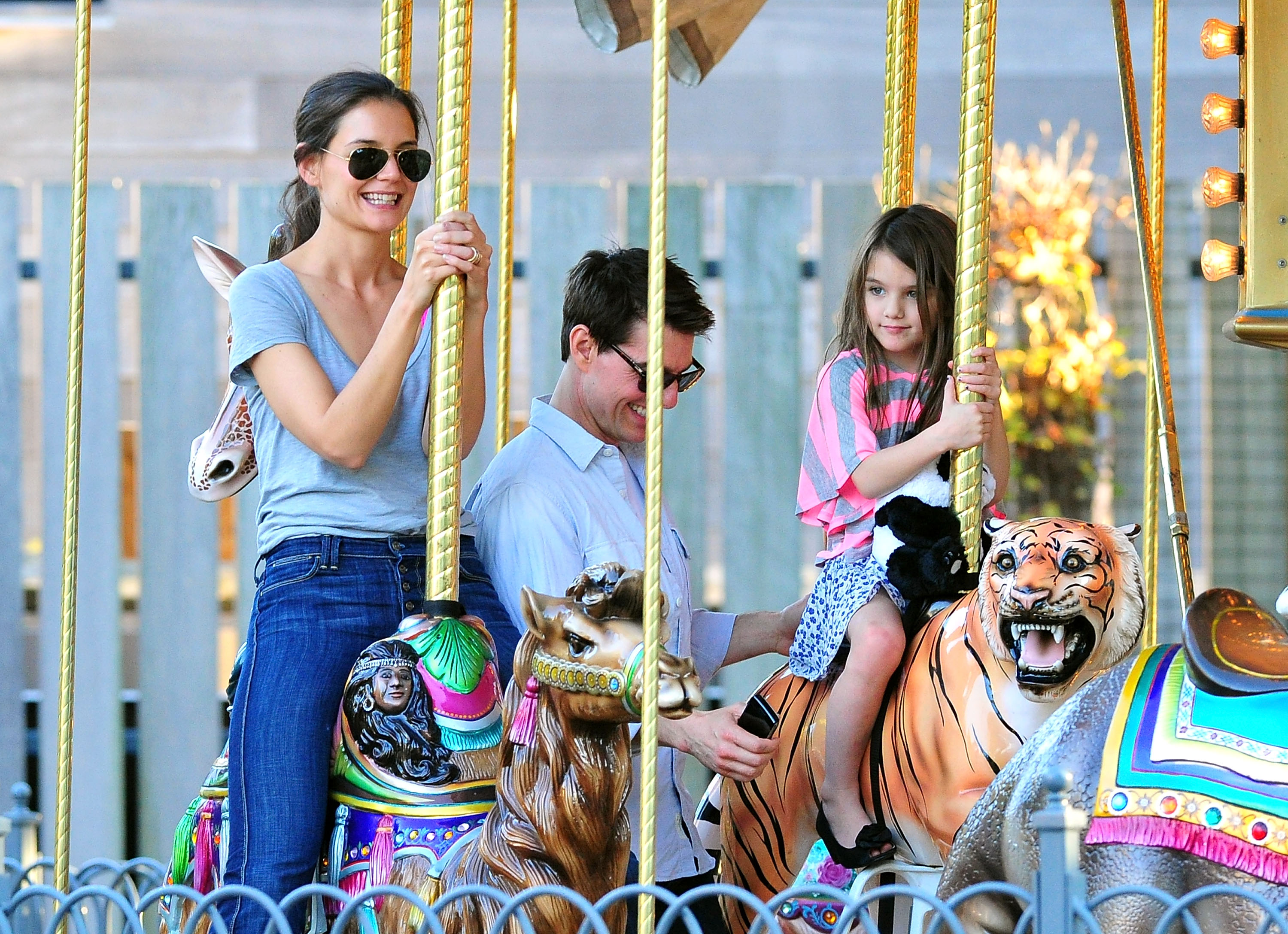 Katie Holmes, Tom Cruise, and Suri Cruise visit Schenley Plaza's carousel in Pittsburgh, Pennsylvania on October 8, 2011. | Source: Getty Images
