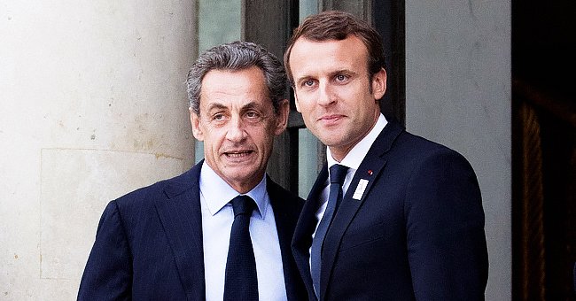 Emmanuel Macron serre la main de Nicolas Sarkozy, à Saint-Raphaël, dans le sud-est de la France, le 15 août 2019. | Photo : Getty Images