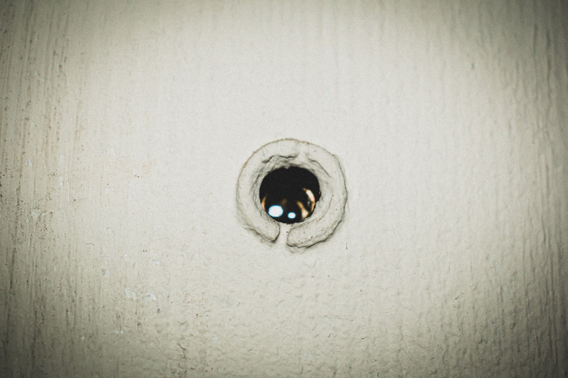 OP's father recognized their neighbor's face through the peephole. | Source: Unsplash