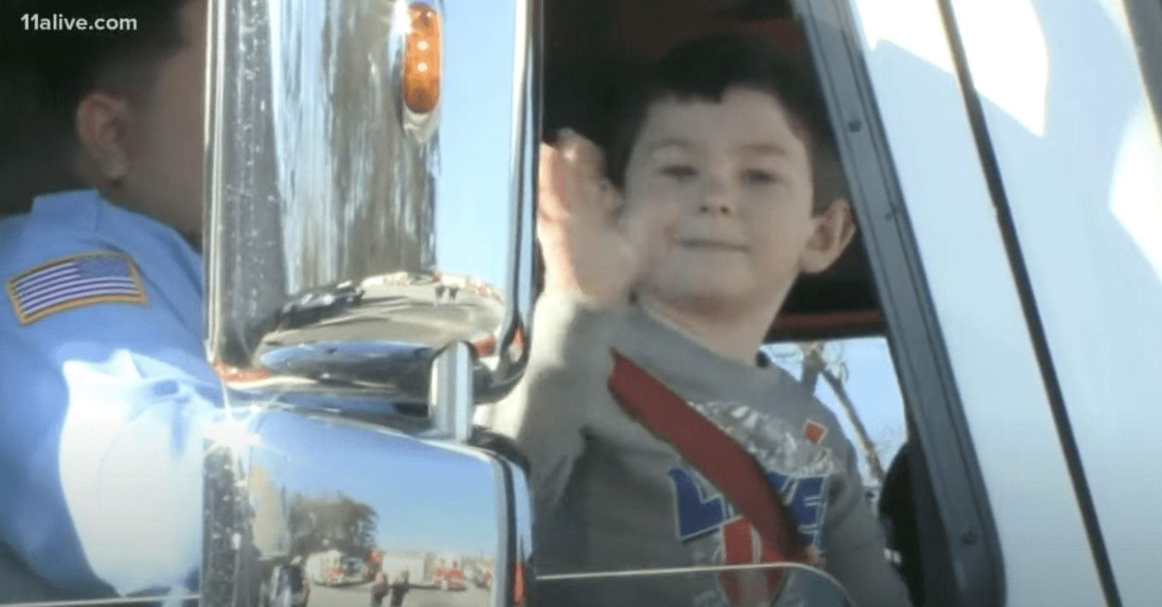 Noah Woods genießt eine feierliche Fahrt in einem Feuerwehrfahrzeug. | Quelle: YouTube.com/11Alive