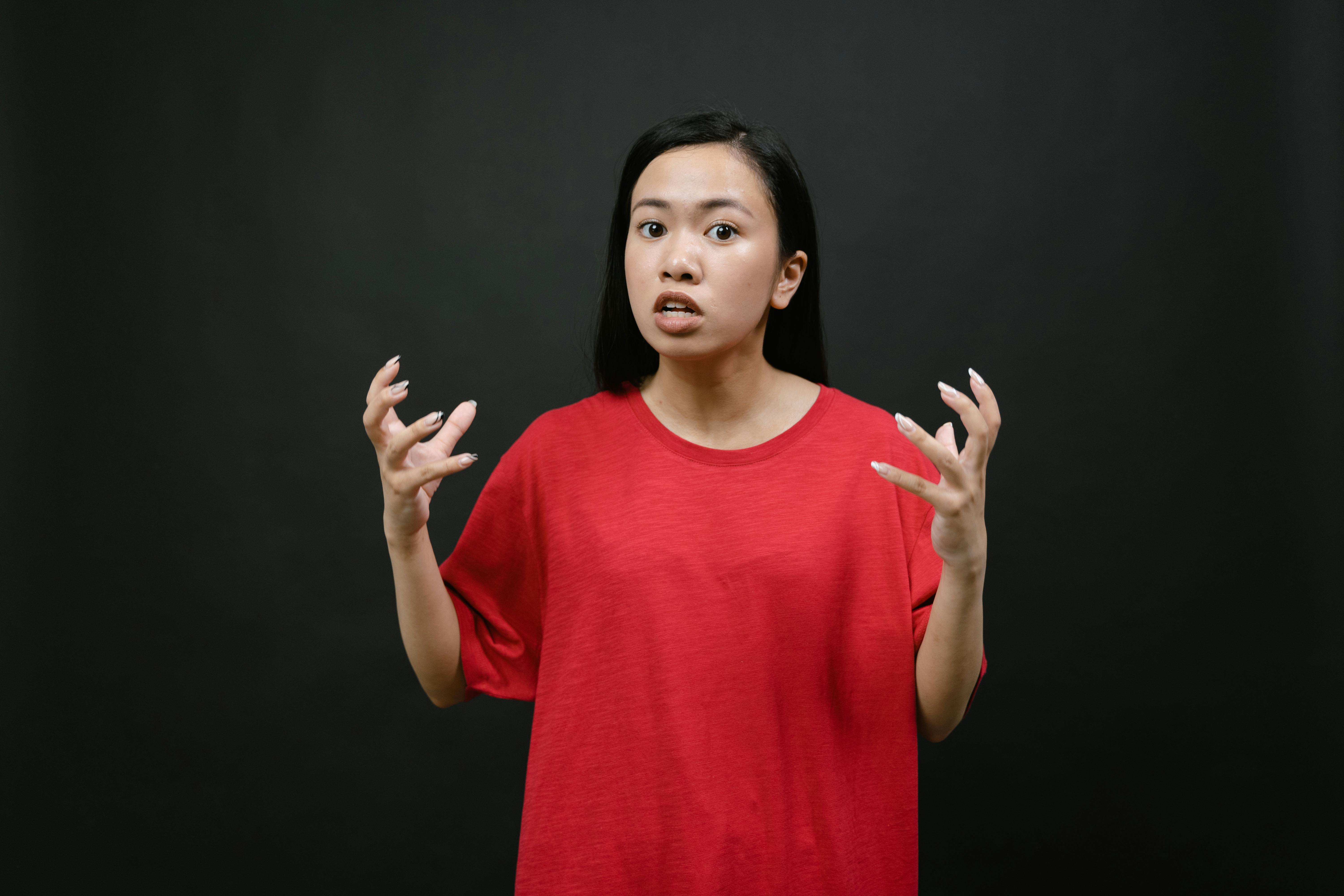 An angry woman in a red T-shirt | Source: Pexels