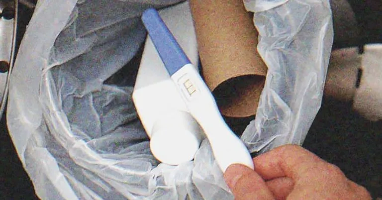 J'ai trouvé un test de grossesse positif dans notre poubelle | Photo : Shutterstock