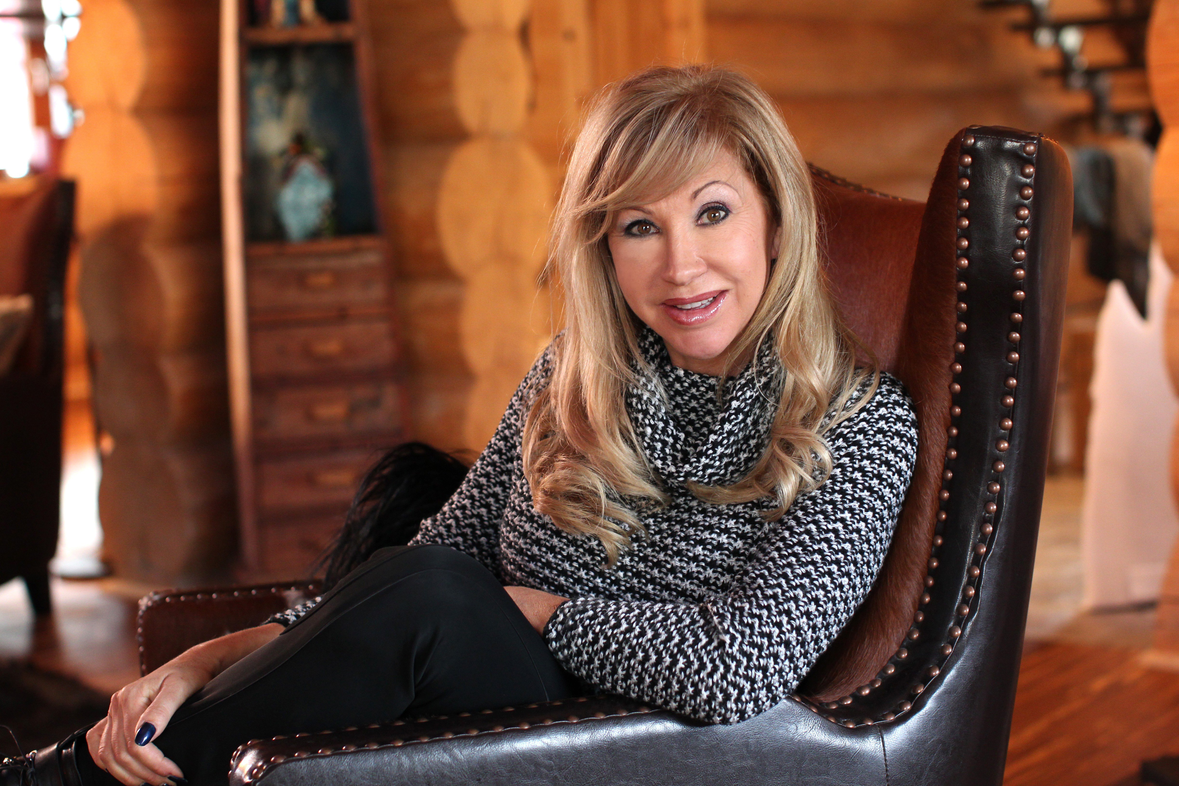 Carmen Geiss posiert während eines Fotoshootings in ihrem Haus am 13. Dezember 2014 in Valberg, Frankreich. | Quelle: Getty Images