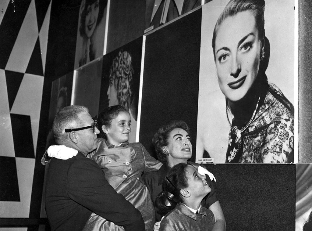 Joan Crawford con sus hijas gemelas Cathy y Cyndi.| Fuente: Getty Images Joan Crawford con sus hijas gemelas Cathy y Cyndi.| Fuente: Getty Images