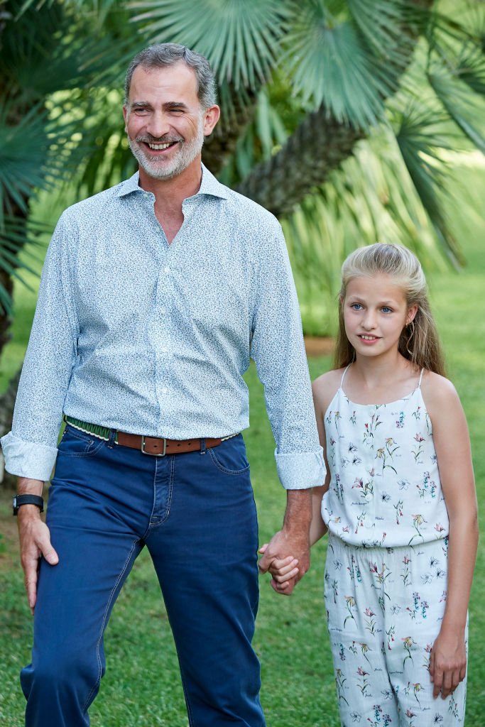 El Rey Felipe VI de España y la Princesa Leonor durante la sesión de fotos de verano en el Palacio Marivent, el 4 de agosto de 2019 en Palma de Mallorca, España. | Imagen: Getty Images El Rey Felipe VI de España y la Princesa Leonor durante la sesión de fotos de verano en el Palacio Marivent, el 4 de agosto de 2019 en Palma de Mallorca, España. | Imagen: Getty Images