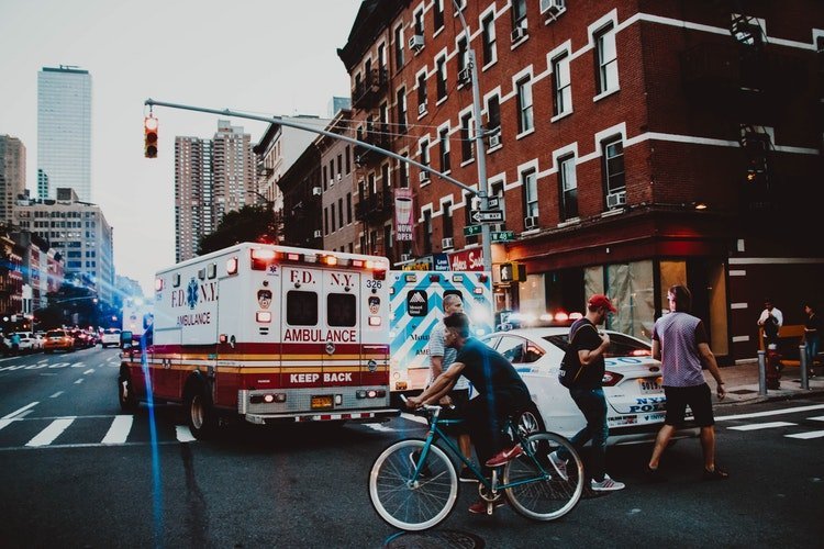 Une voiture de pompier roulant dans la rue | Photo / Unsplash