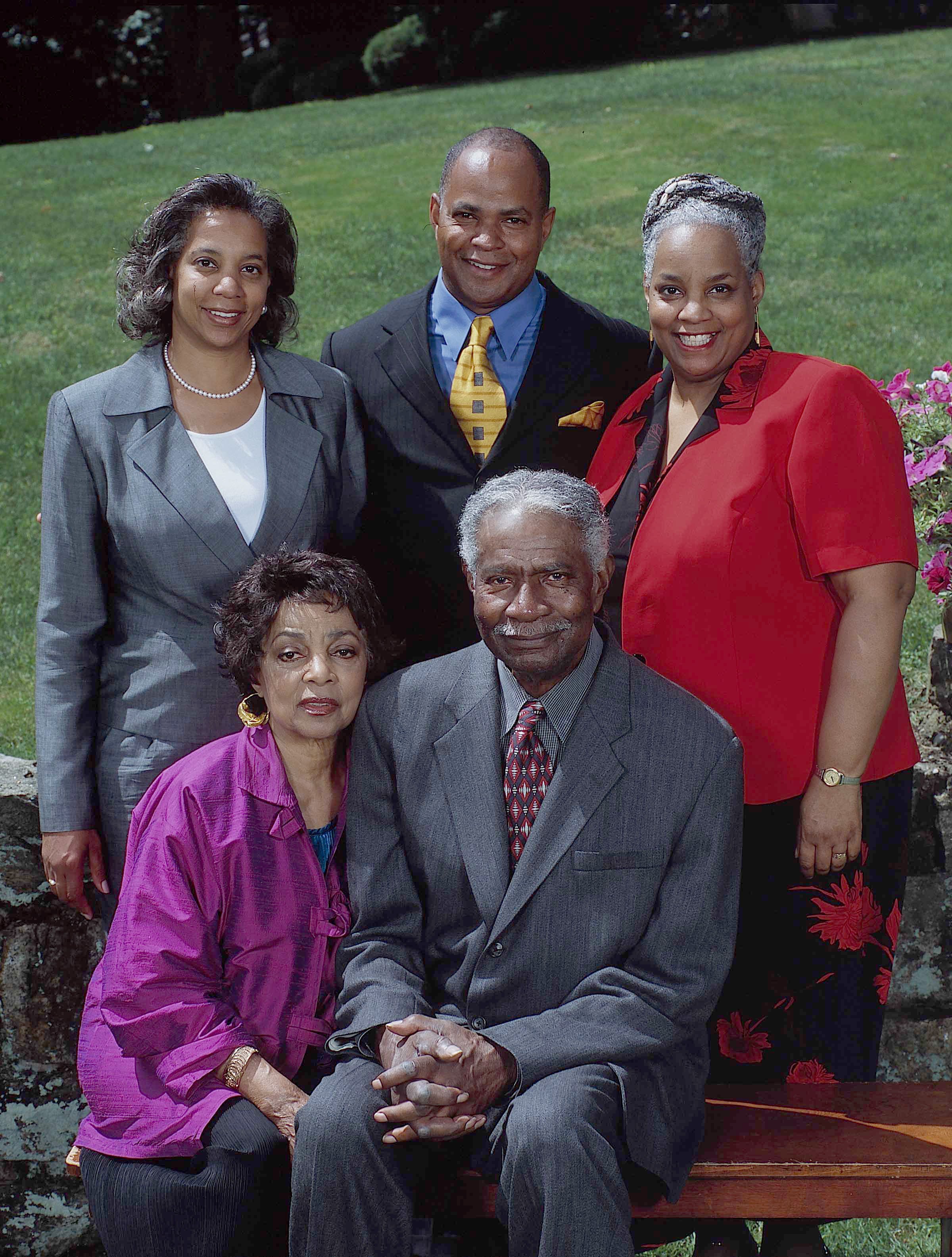 Portrait of married American actors and Civil Rights activists Ruby Dee and Ossie Davis as they pose outdoors with their children, late 1990s or early 2000s.  | Photo: Getty Images