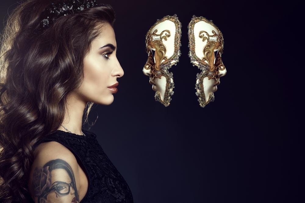 Mujer y máscaras. | Foto: Shutterstock Mujer y máscaras. | Foto: Shutterstock