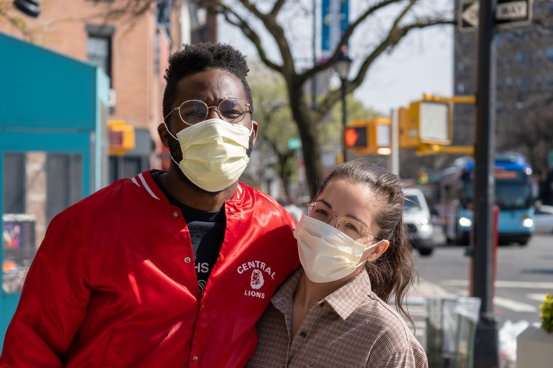 Deux jeunes gens portants des masques | photo : Unsplash .com