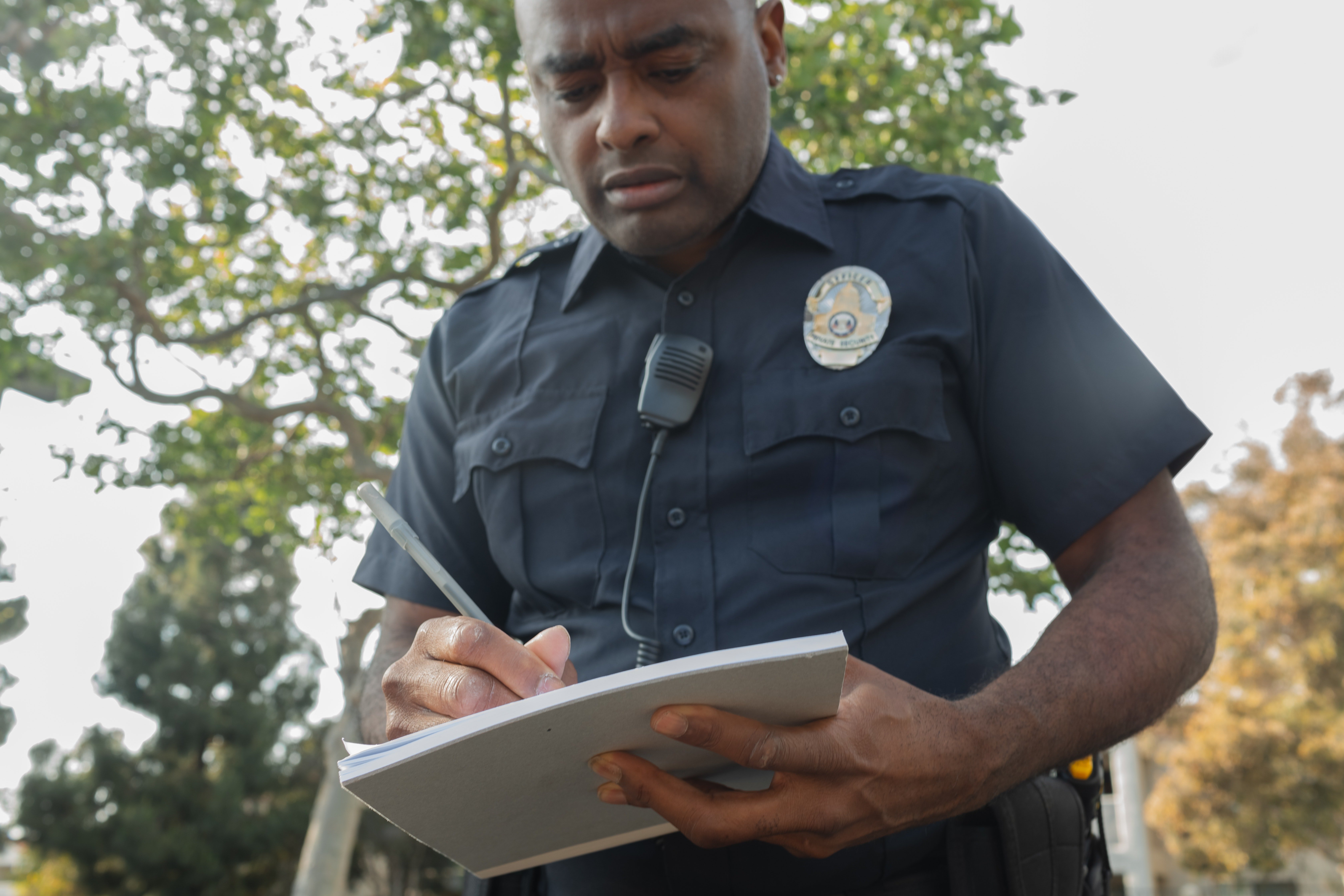 An officer writing out a parking ticket. | Pexels/ Kindel Media