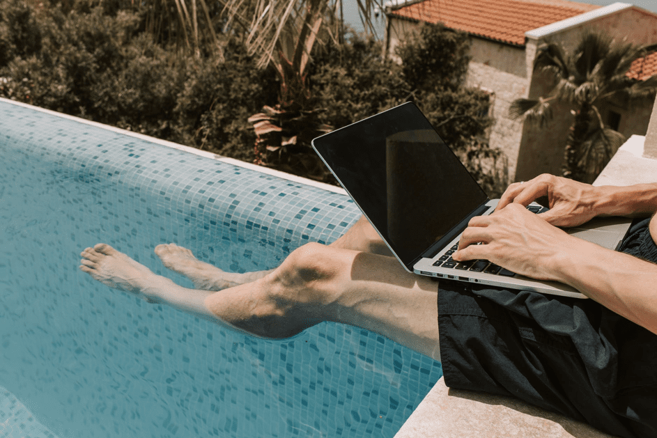 Ben setzte sich an den Pool und belauschte seine Frau. | Quelle: Pexels