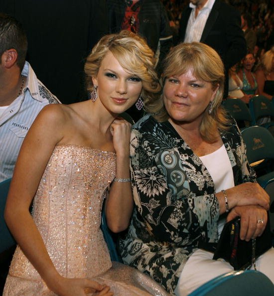 Taylor Swift and Andrea Swift at the MGM Grand Garden Arena on May 15, 2007 in Las Vegas, Nevada. | Photo: Getty Images