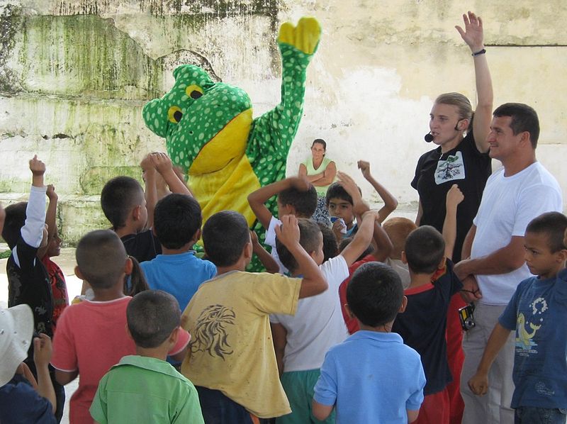 Niños siendo entretenidos por adultos. | Imagen: Wikipedia