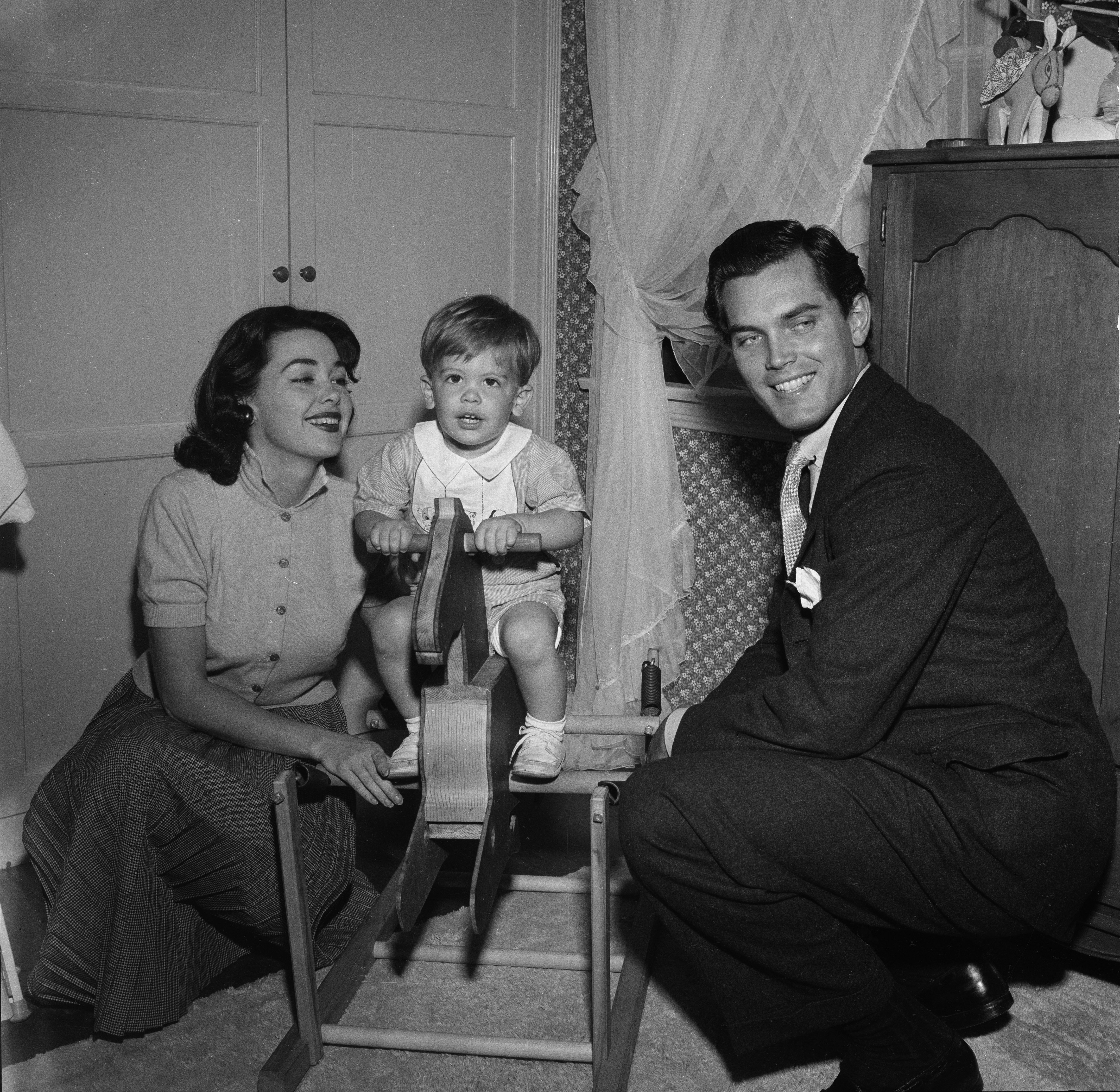 Barbara Rush, Jeffrey Hunter, and their son Christopher Hunter pose at home in Los Angeles, California, circa 1954 | Photo: Getty Images/Earl Leaf/Michael Ochs Archives